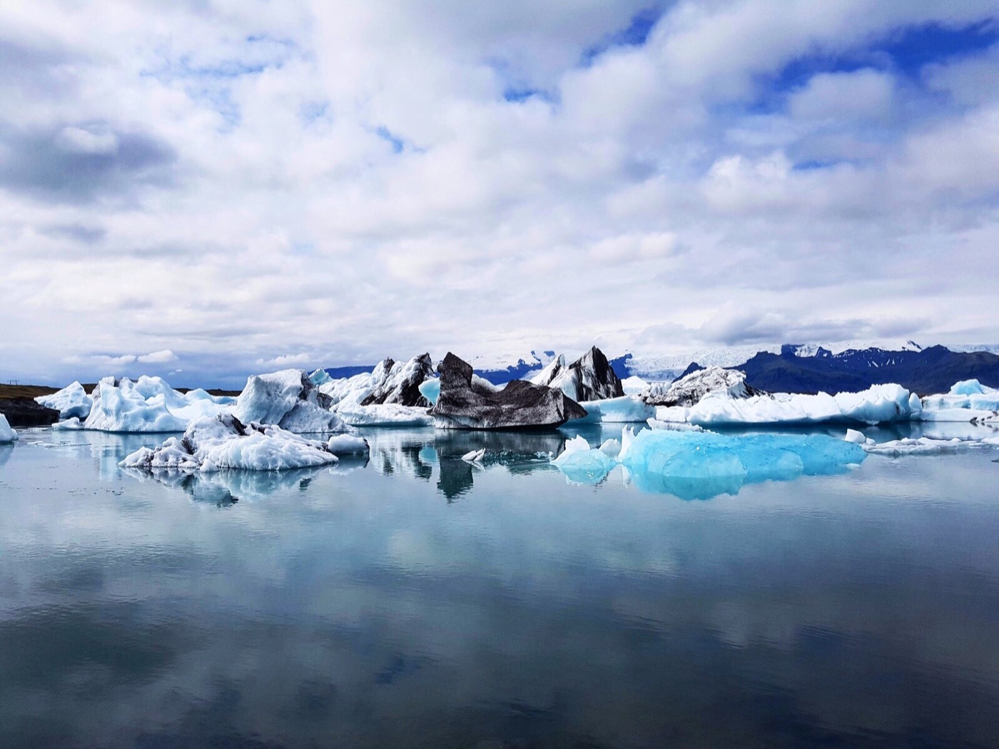 Eisberge in einer Gletscherlagune in Island