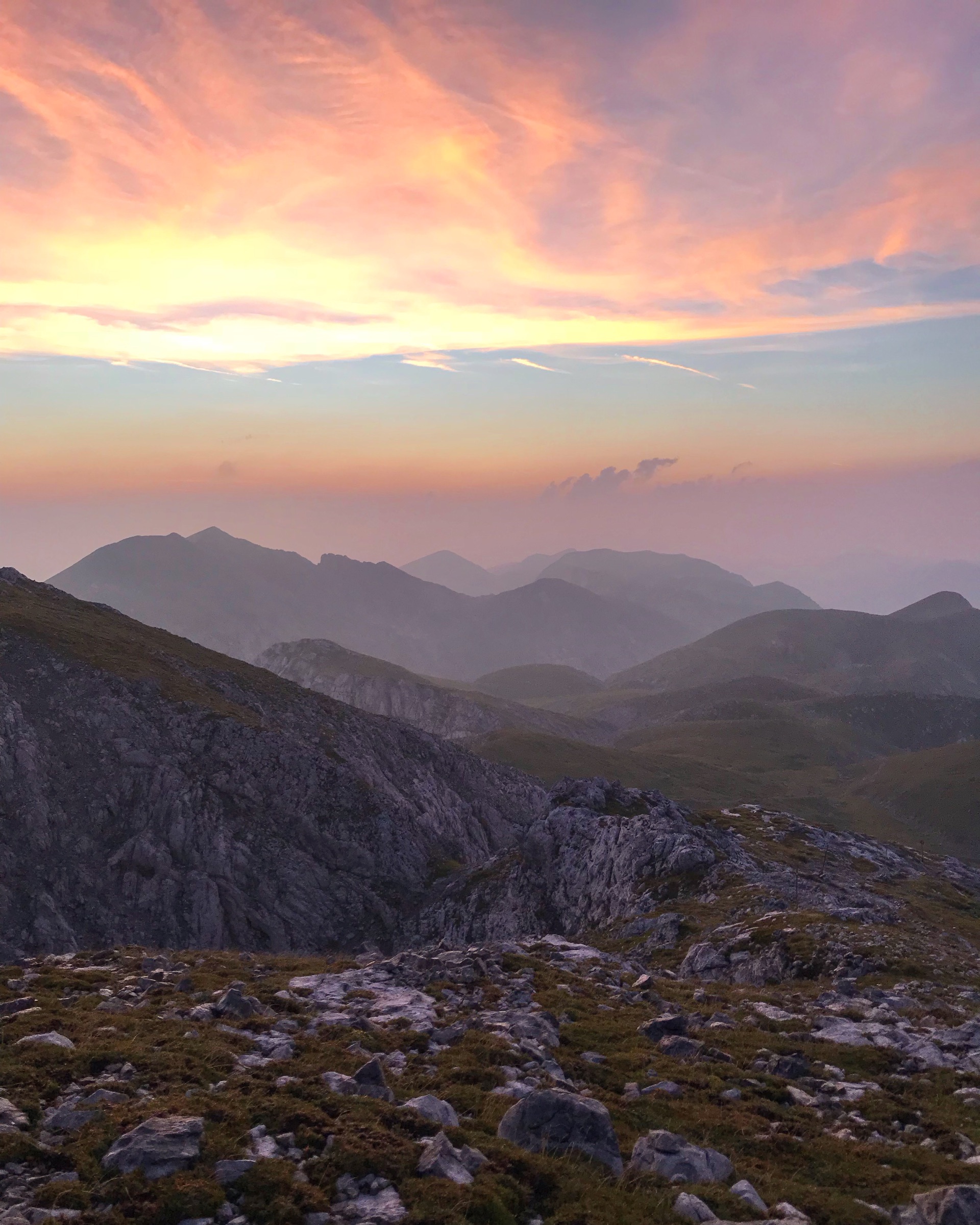 Sonnenuntergang über den Bergen